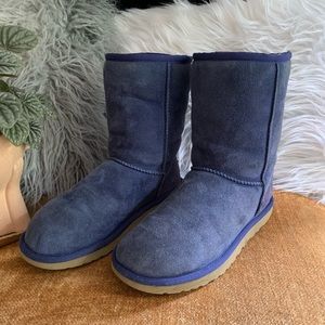 Classic II Short Navy Uggs